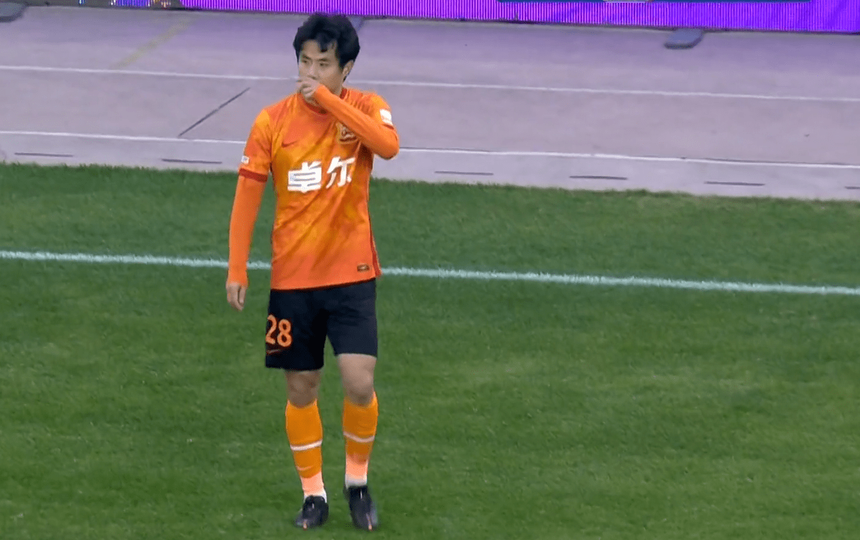 关于击剑预选赛焦点战：姑苏雄狮队淘汰对手皖江雷豹队，外线火力全开。定位球制造杀机的信息