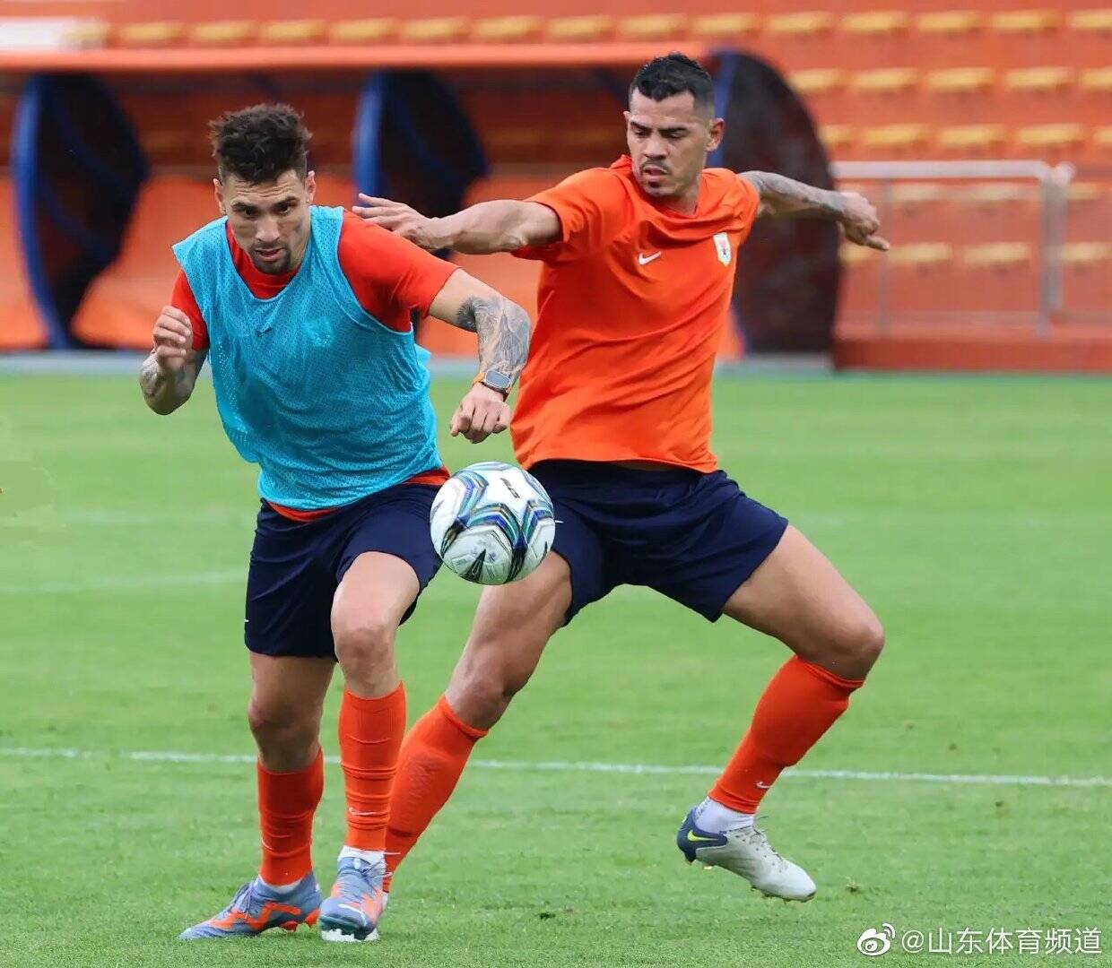 网球淘汰赛，关中闪电队与雪域玄武队强势反弹，体能对抗拉满！禁区内连续解围的简单介绍