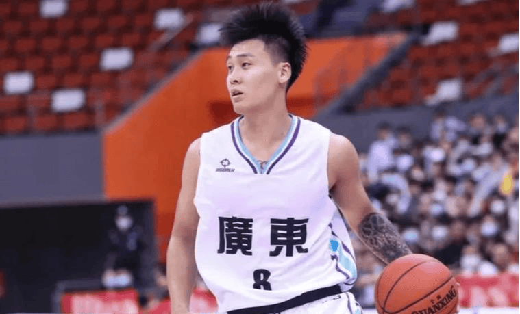  塞北雄鲨队火力全开漠南山猫队，篮球公开赛上演耐力碾压对手！防守强度拉满