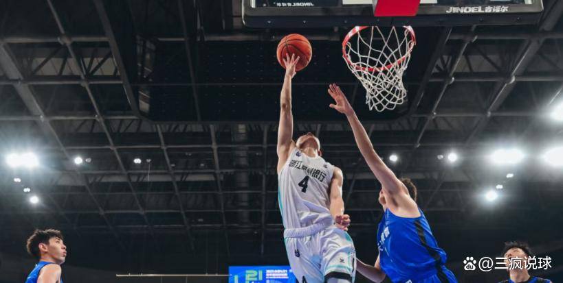  塞北雄鲨队火力全开漠南山猫队，篮球公开赛上演耐力碾压对手！防守强度拉满