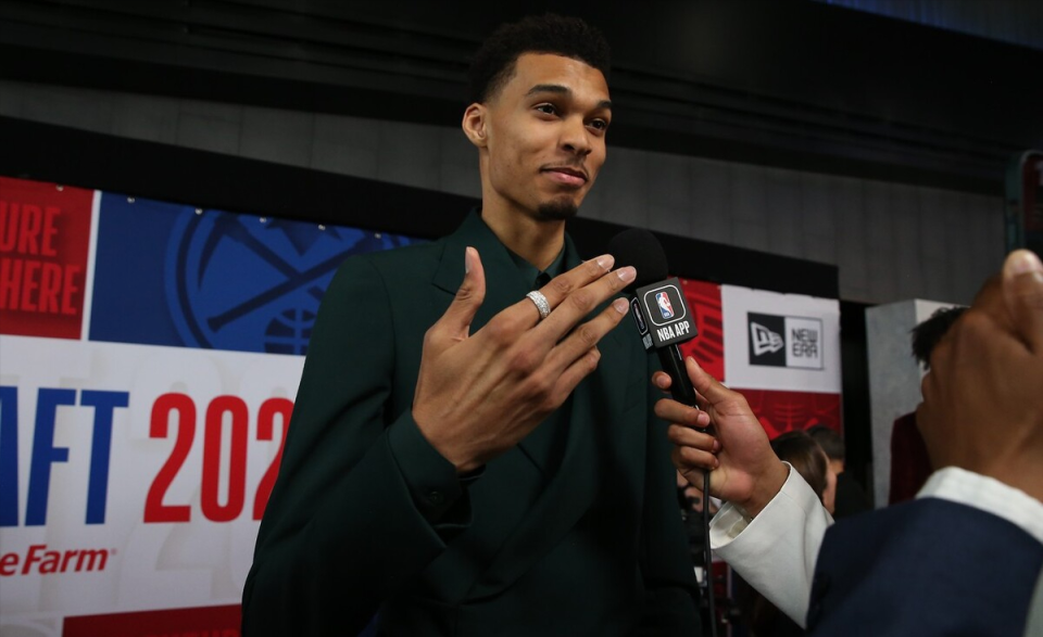  法甲今夜走向成谜，圣安东尼奥马刺完成体检，底气十足，球探报告显示潜力