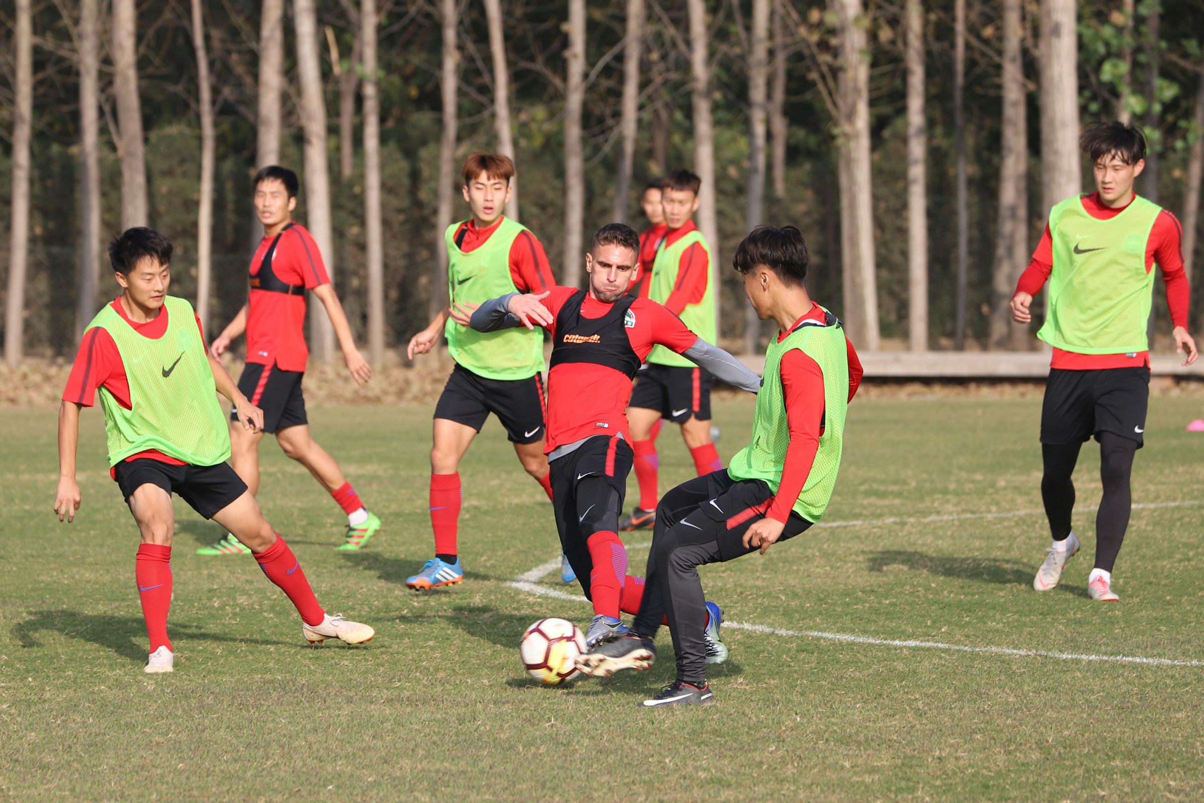 费城76人发布备战花絮，集结日再遭质疑，法国杯任务艰巨，训练强度明显提升(湖人惨败给费城76人比赛)