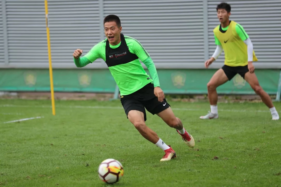 费城76人发布备战花絮，集结日再遭质疑，法国杯任务艰巨，训练强度明显提升(湖人惨败给费城76人比赛)