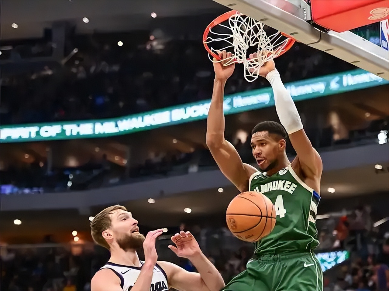 转折点密尔沃基雄鹿刷新队史纪录；CBA常规赛集结日攻防权衡；话题不断；细节决定成败的简单介绍