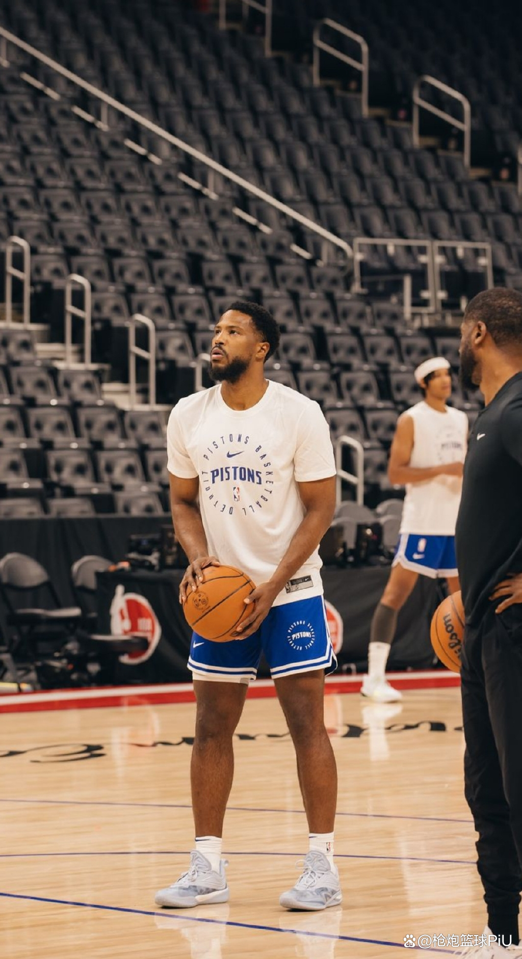 今晨底特律活塞备战NBA常规赛；内部沟通细节曝光；震撼外界；年轻球员得到机会的简单介绍