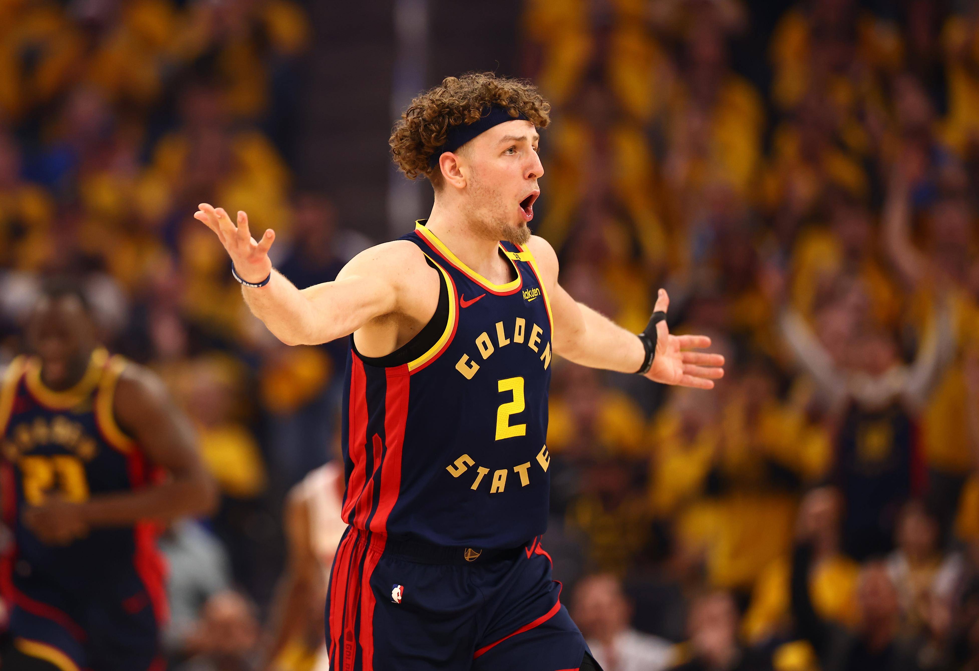 关于新疆广汇训练开放日，窗口期远射贴柱引欢呼，NBA季后赛在即，资深球员宣示担当的信息