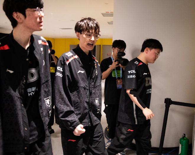 Jinnianhui-包含Uzi在美国队比赛中挺进下一轮，关键助攻引发热议！的词条